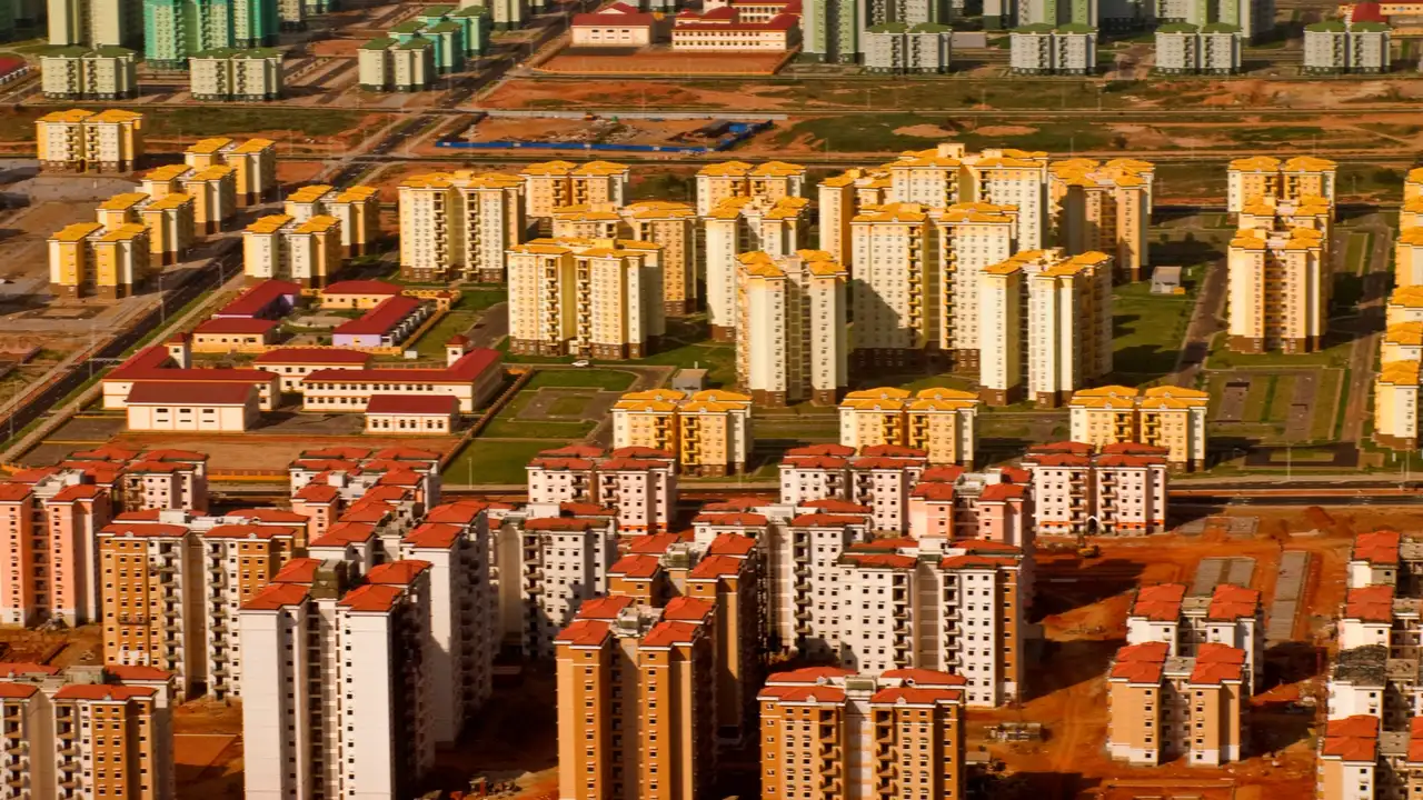Vista aérea da cidade do Kilamba, em Luanda — milhares de fracções sob gestão de condomínio.